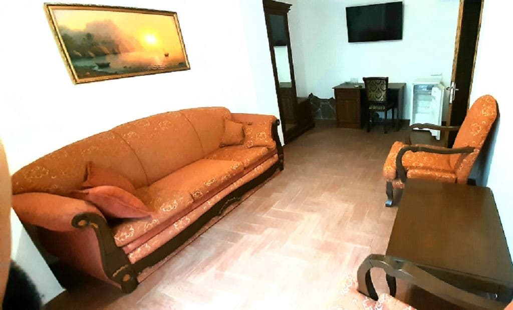 rooms-suite-without-balcony-courtyard-view