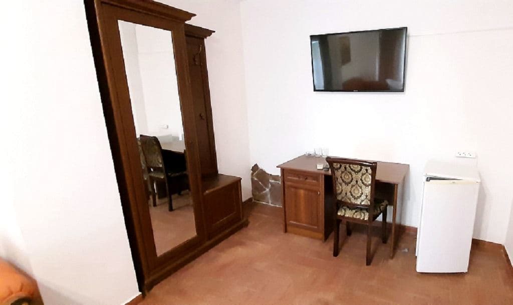 rooms-suite-without-balcony-courtyard-view