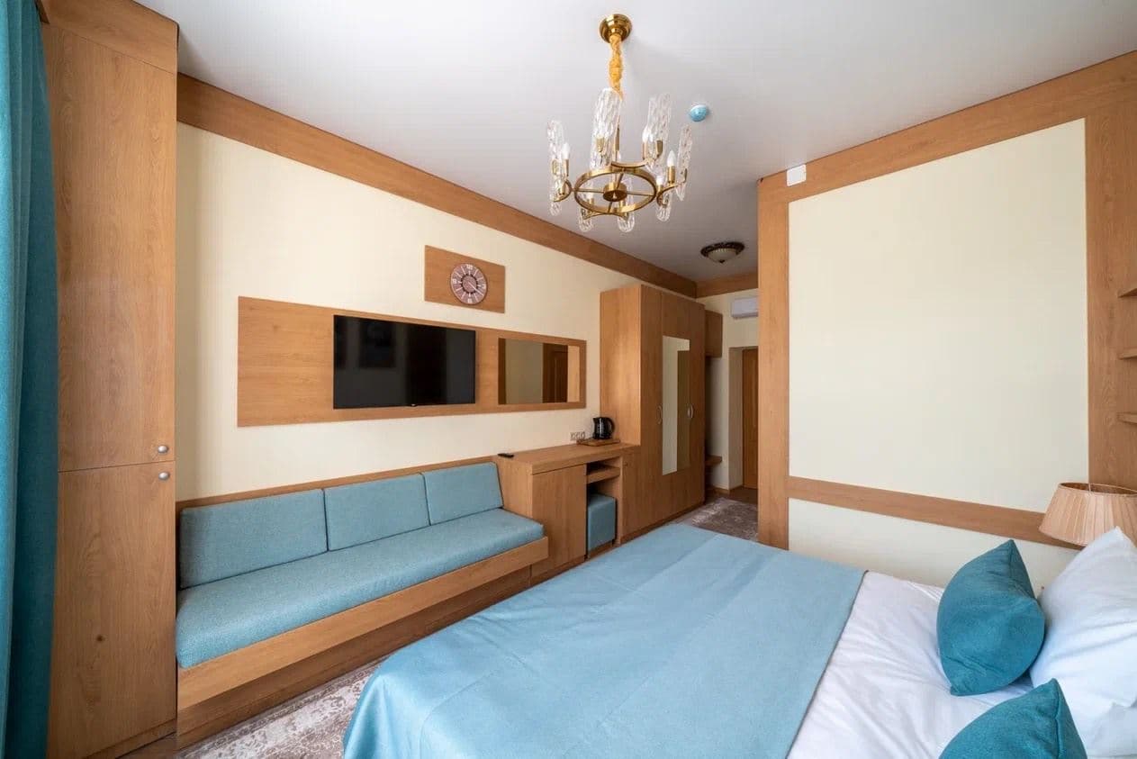 rooms-2bed-1room-deluxe-suite-with-balcony