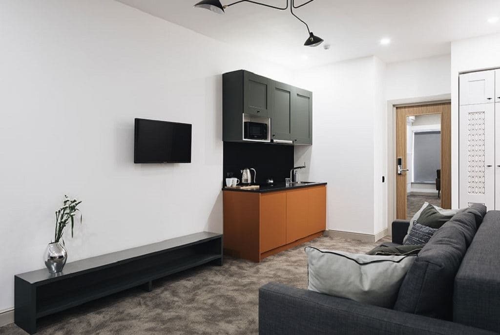 rooms-4-bed-deluxe-room