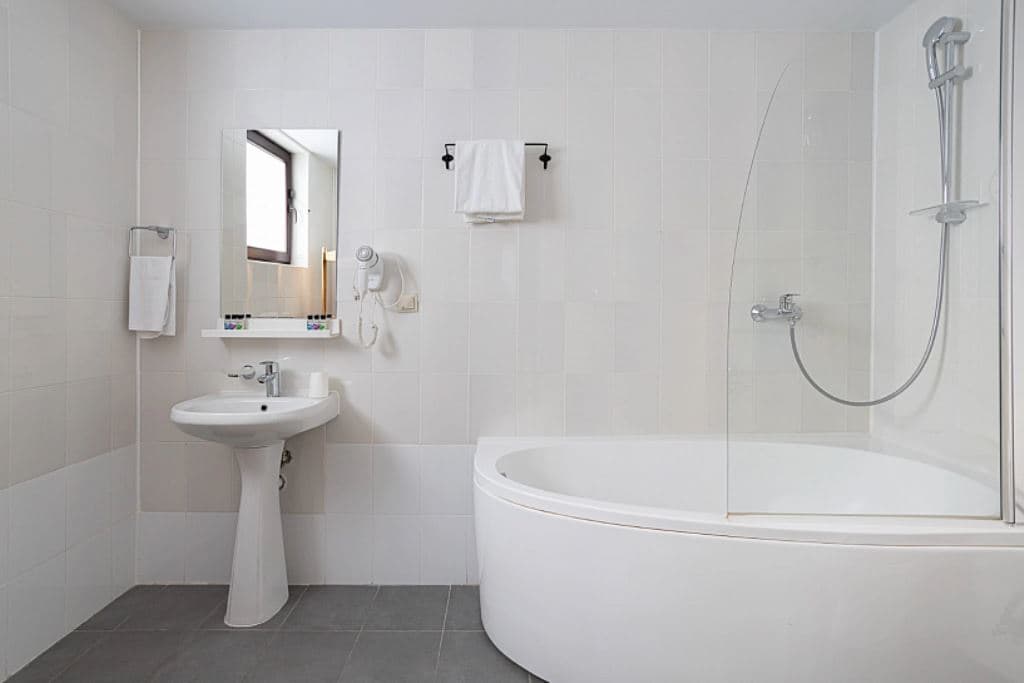 rooms-family-suite-balcony-ground-dbl