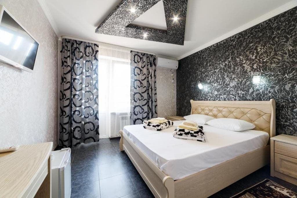 rooms-luxe-with-balkony