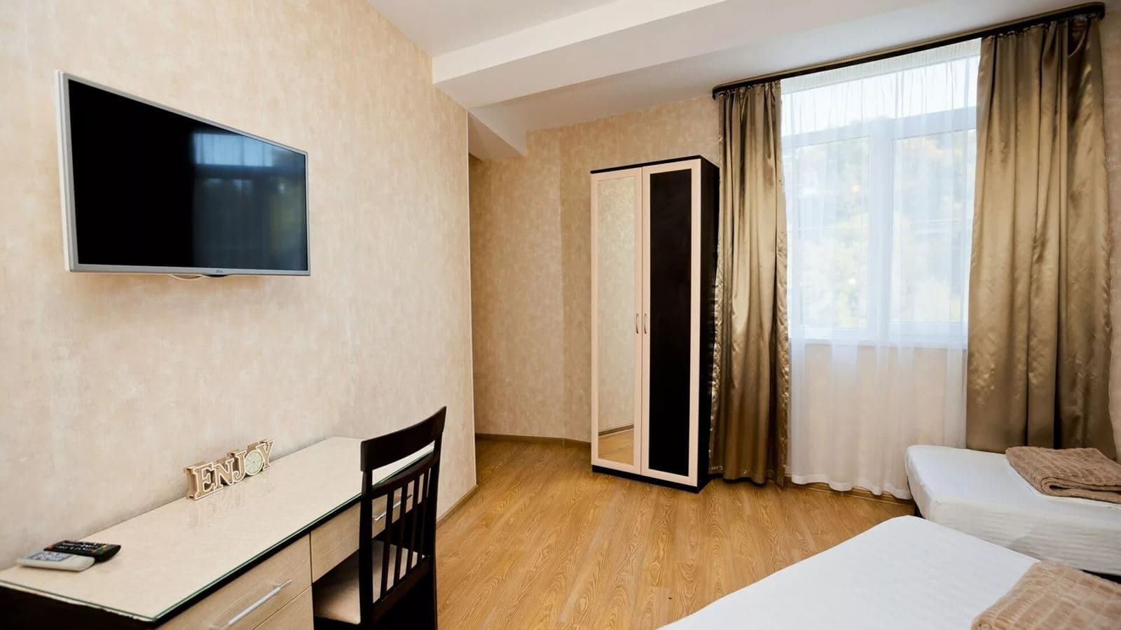 rooms-triple-yard-1