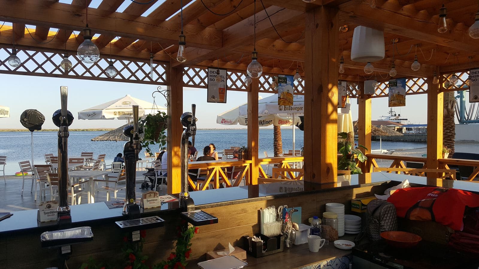 restaurants-biergarten-beach-bar