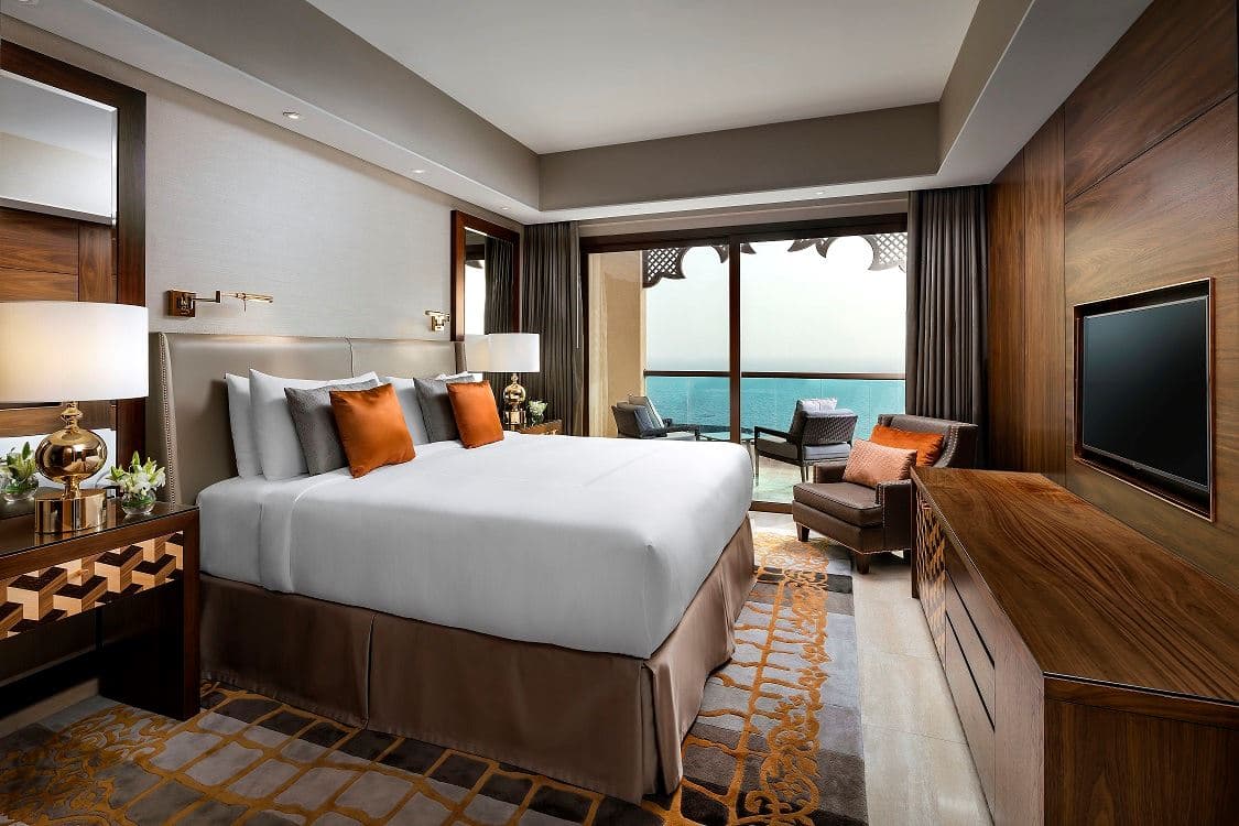 rooms-two-bedroom-corner-suite