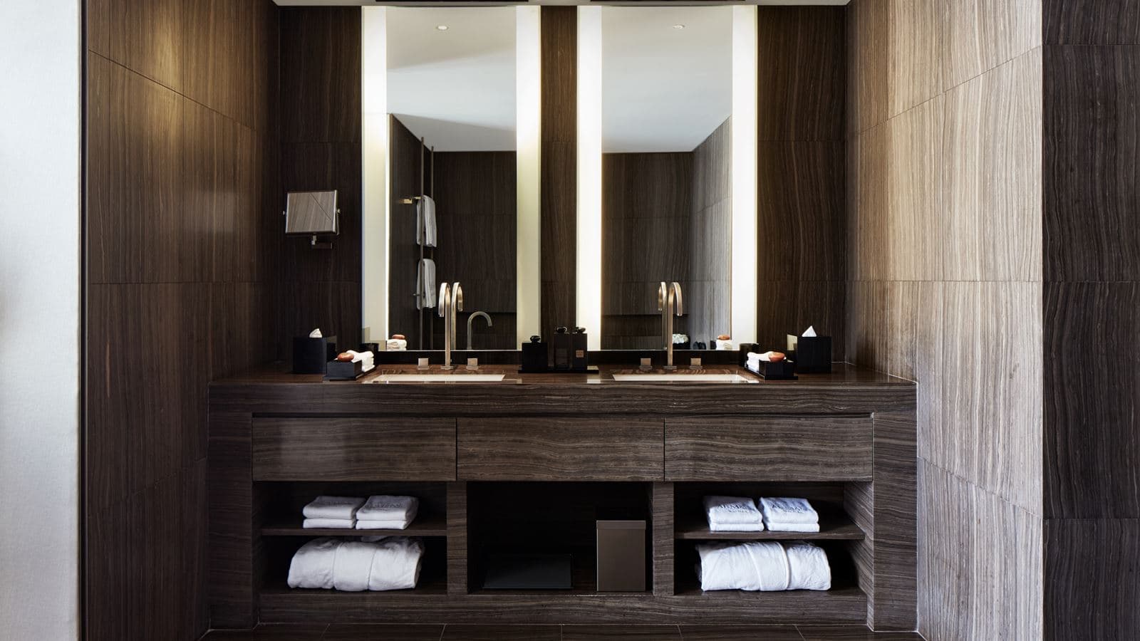 rooms-armani-fountain-suite