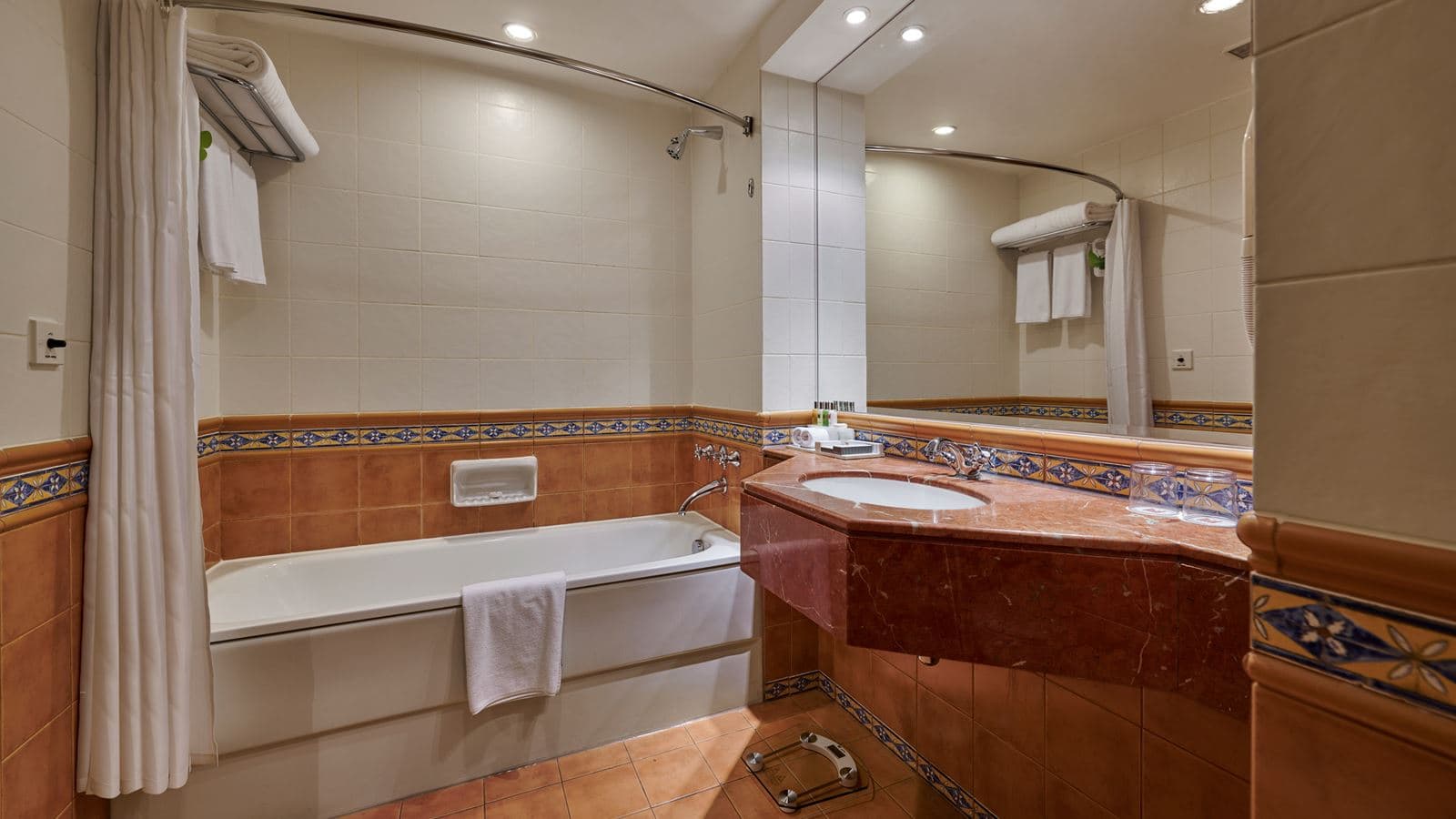 rooms-grand-room