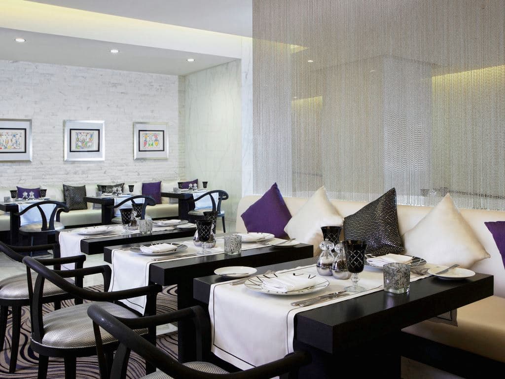 restaurants-corniche-all-day-dining-restaurant