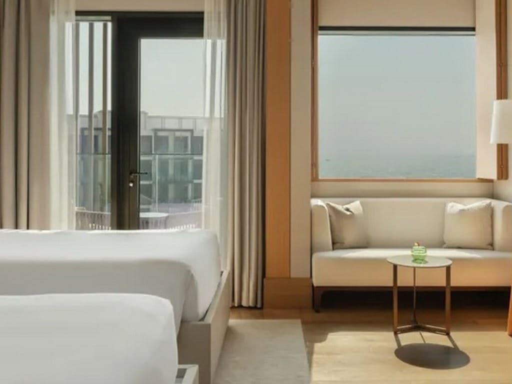 rooms-rising-light-guestroom-w-sea-view-twin