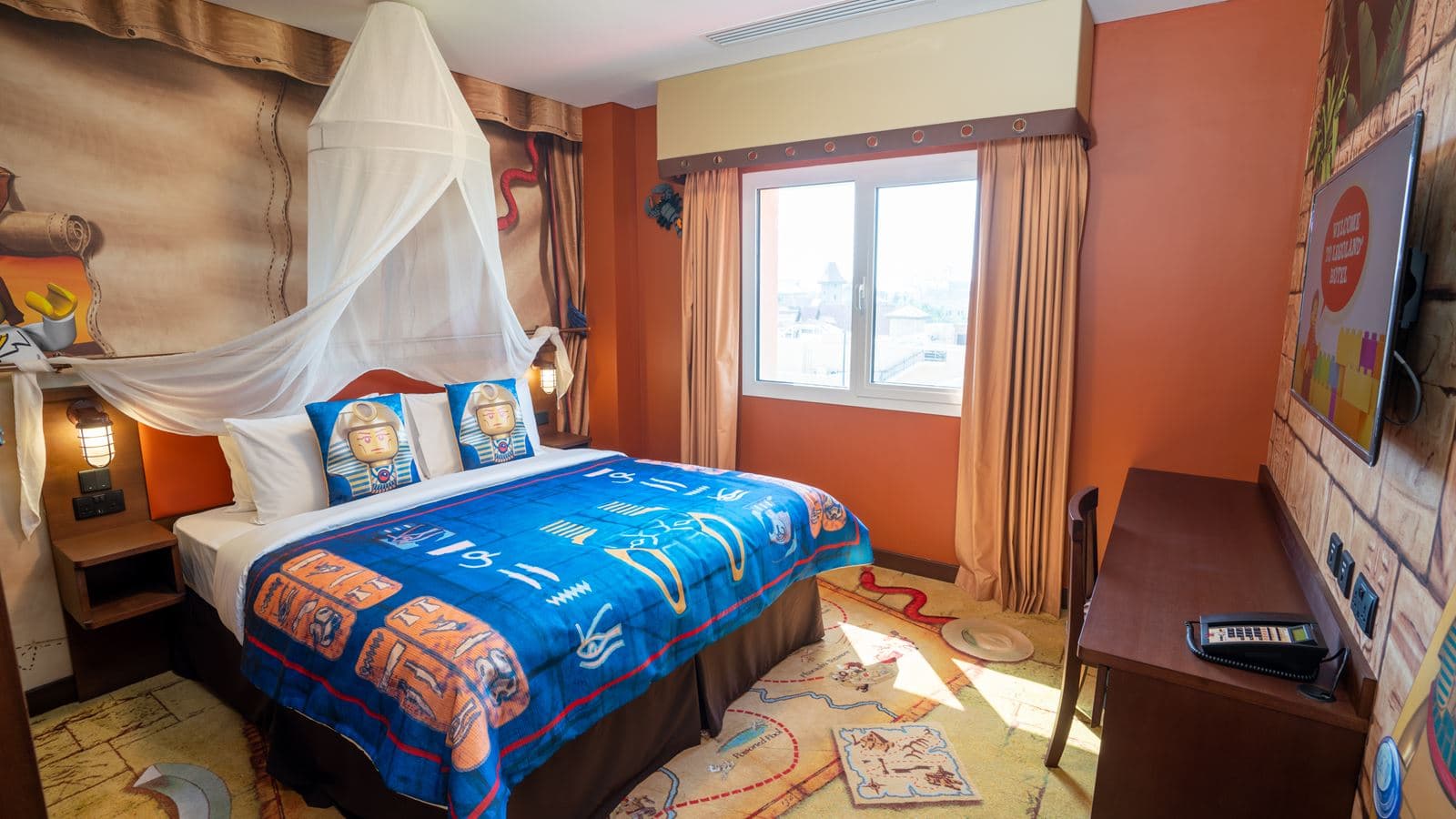 rooms-run-of-the-house-fully-themed-room