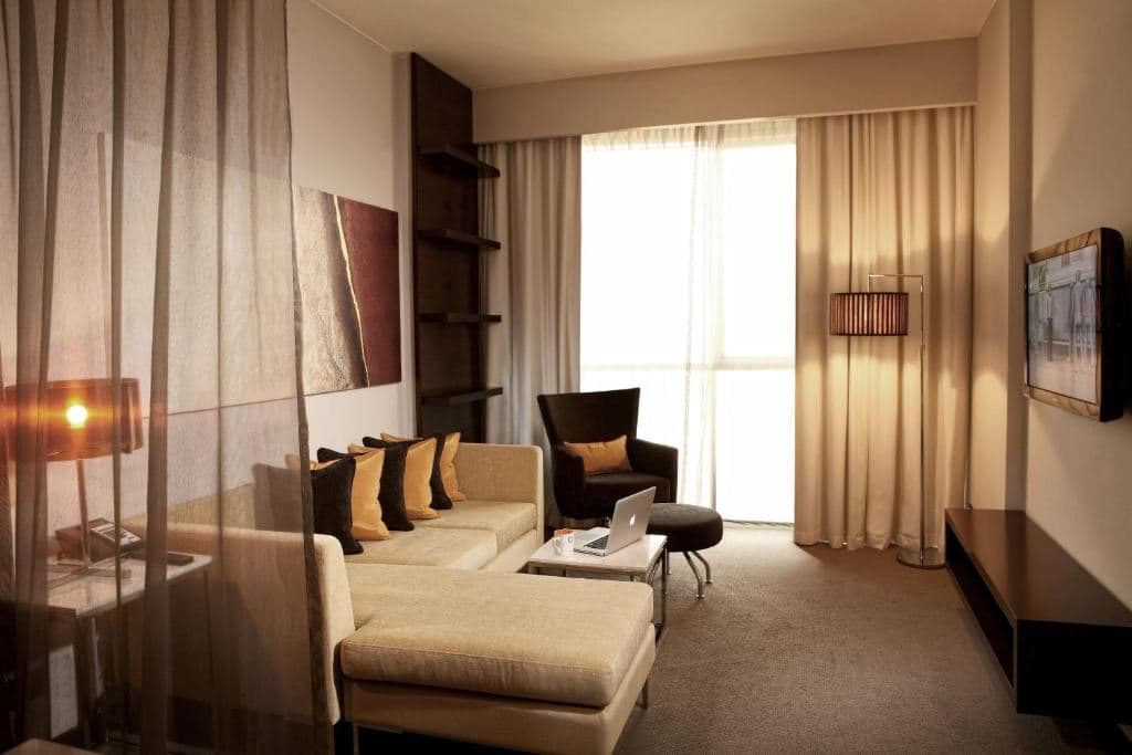 rooms-one-bedroom-suite-with-kitchenette