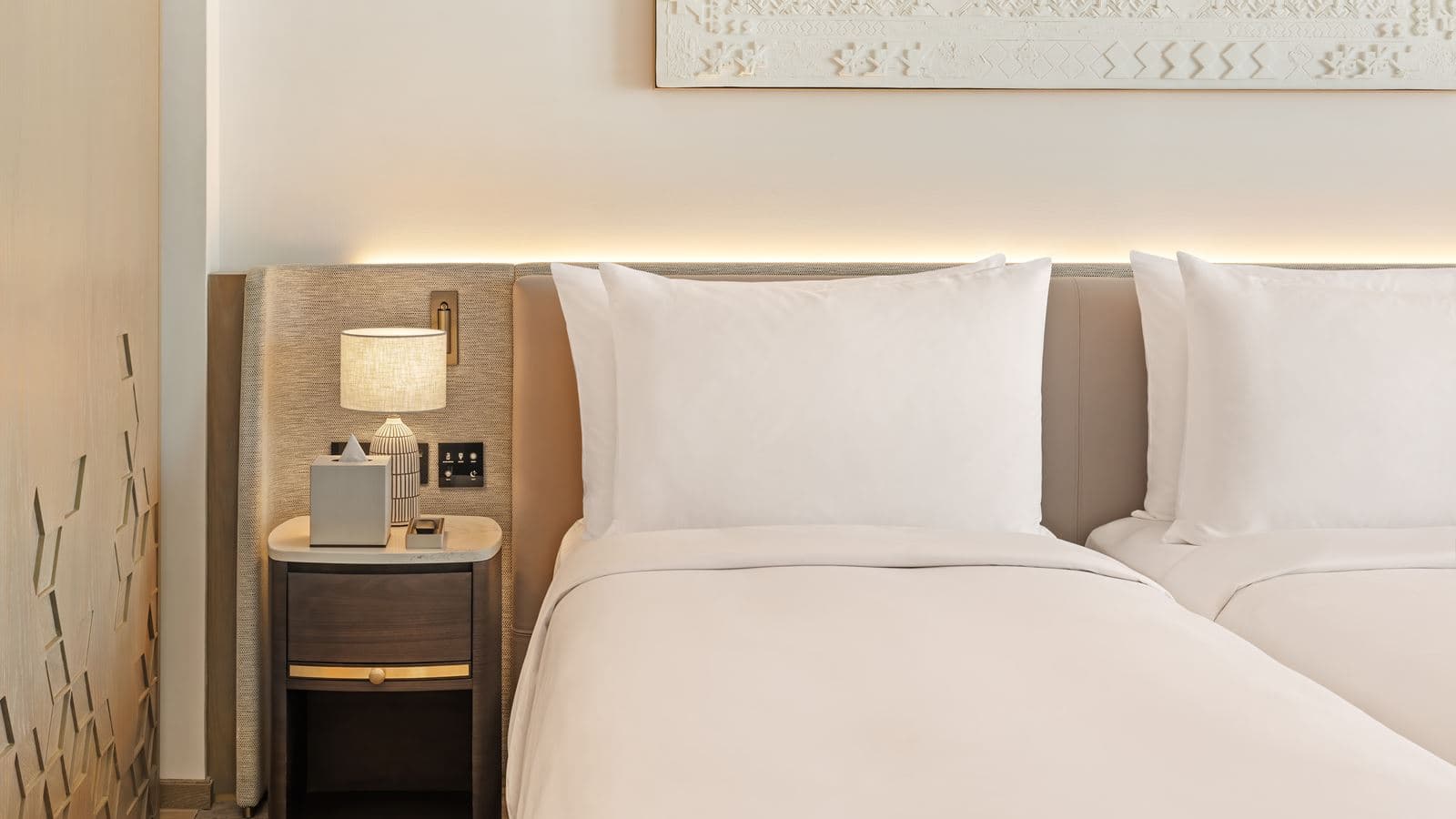 rooms-deluxe-partial-canal-view-twin