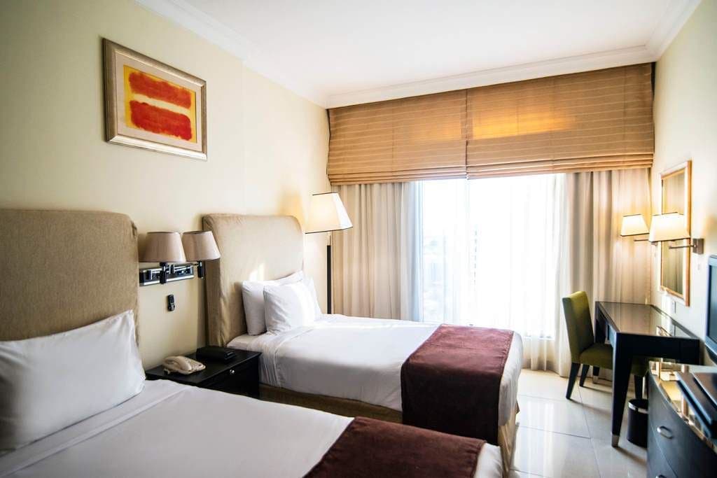 rooms-2-bedroom-apartment-skyline-view