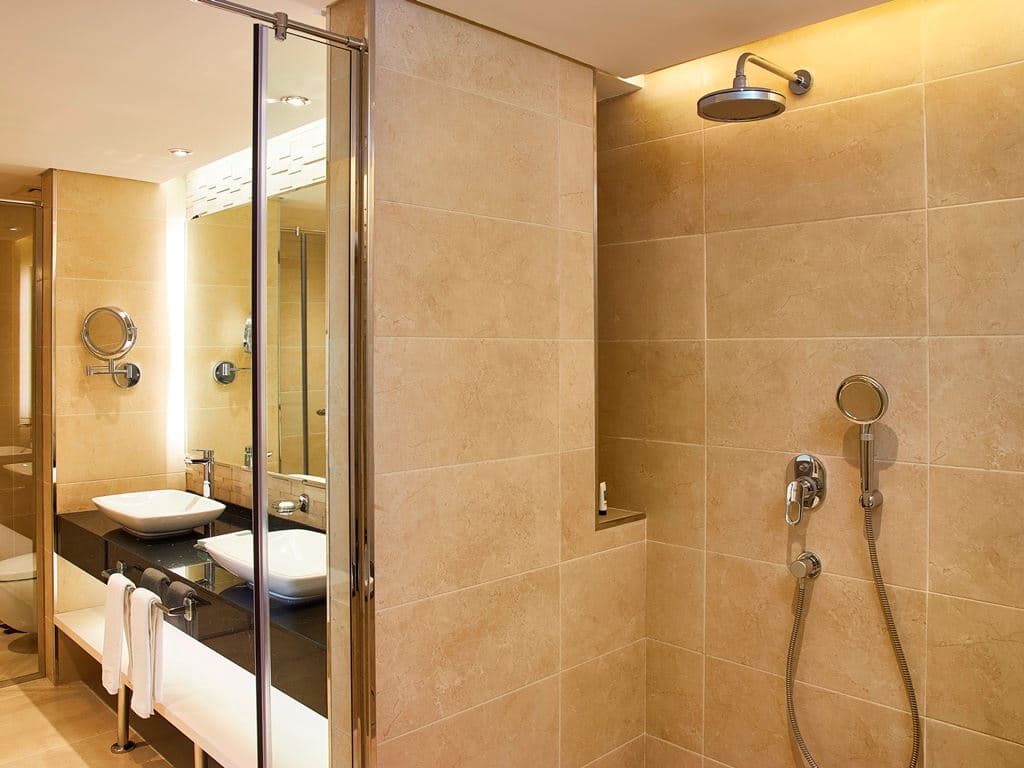 rooms-2-bedroom-suite-skyline-view