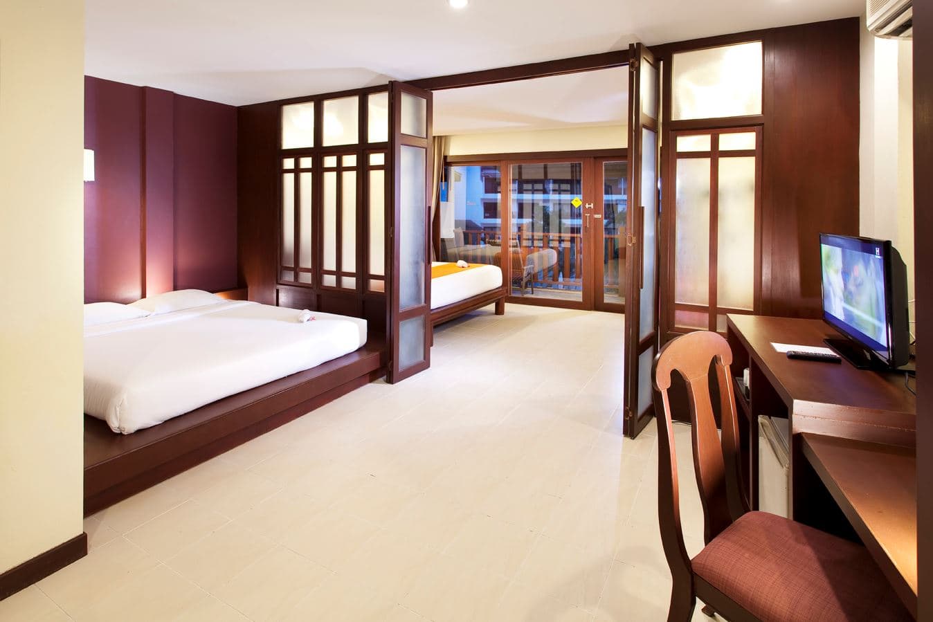 rooms-deluxe-pool-view