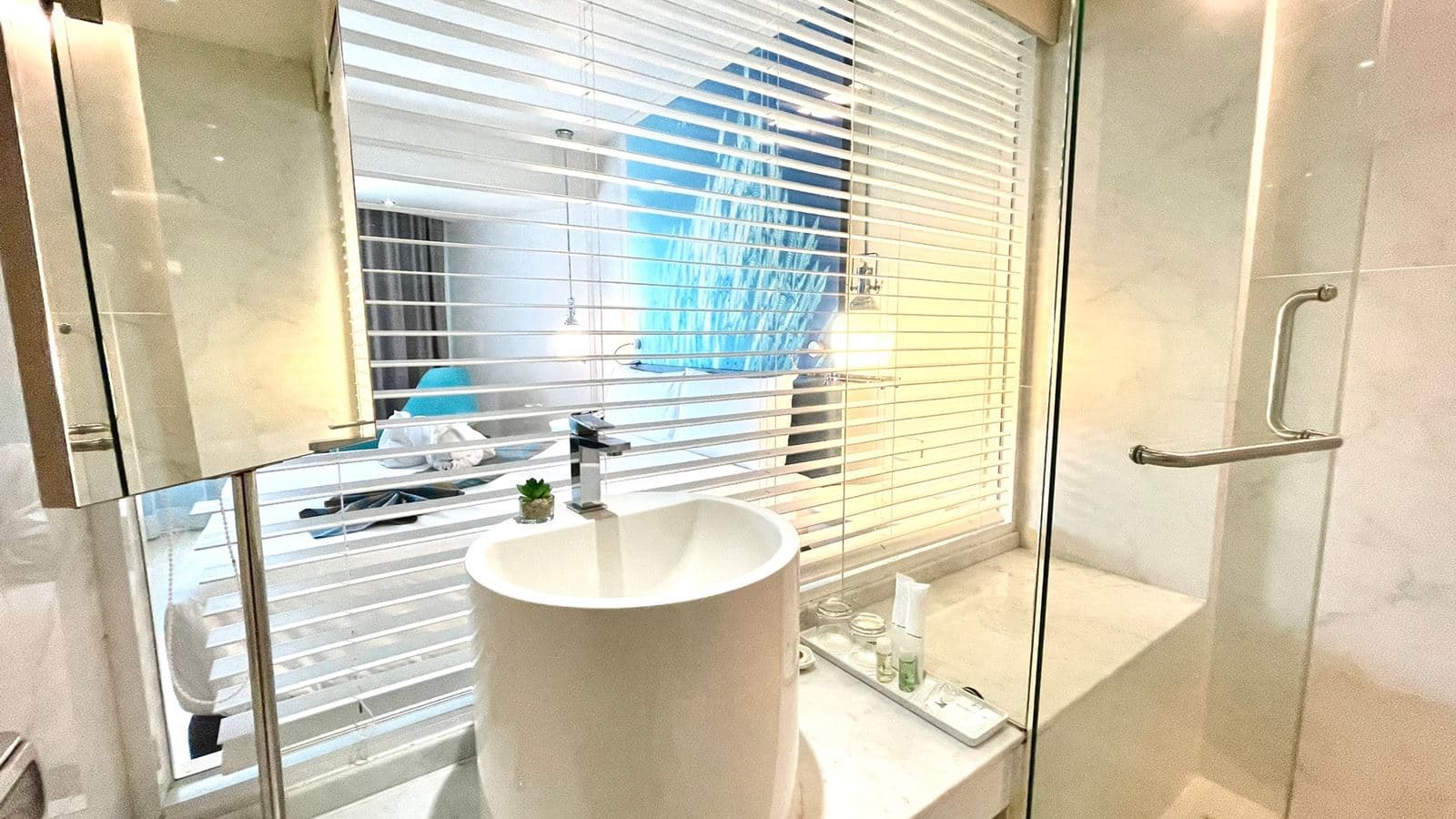 rooms-grand-deluxe-pool-view