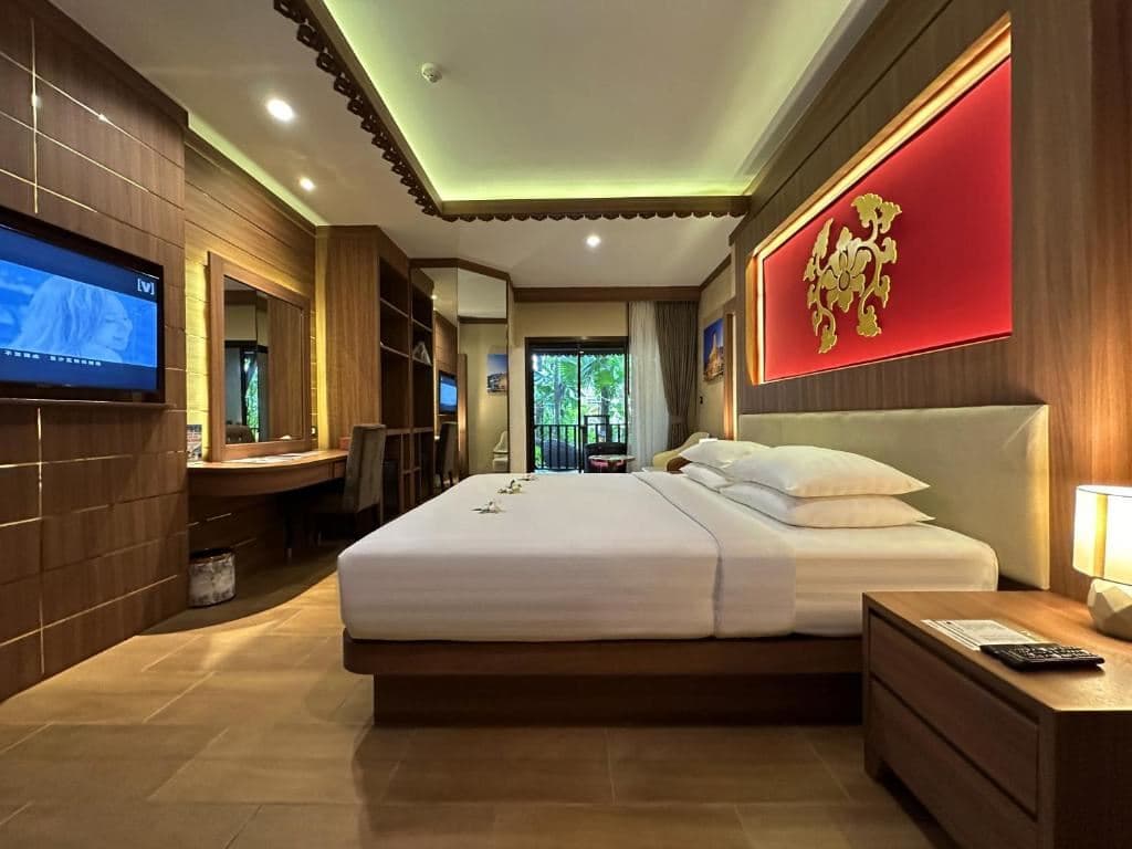 rooms-deluxe-pool-front