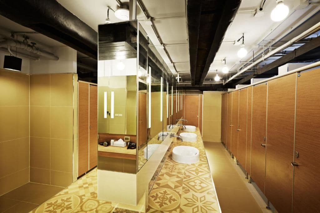 rooms-tribe-hideout-lady--bunk-bed-and-shared-bathroom