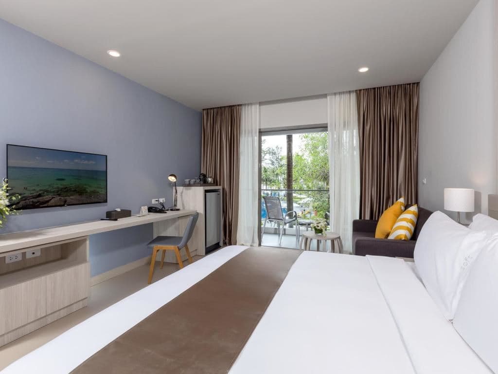 rooms-deluxe-pool-view