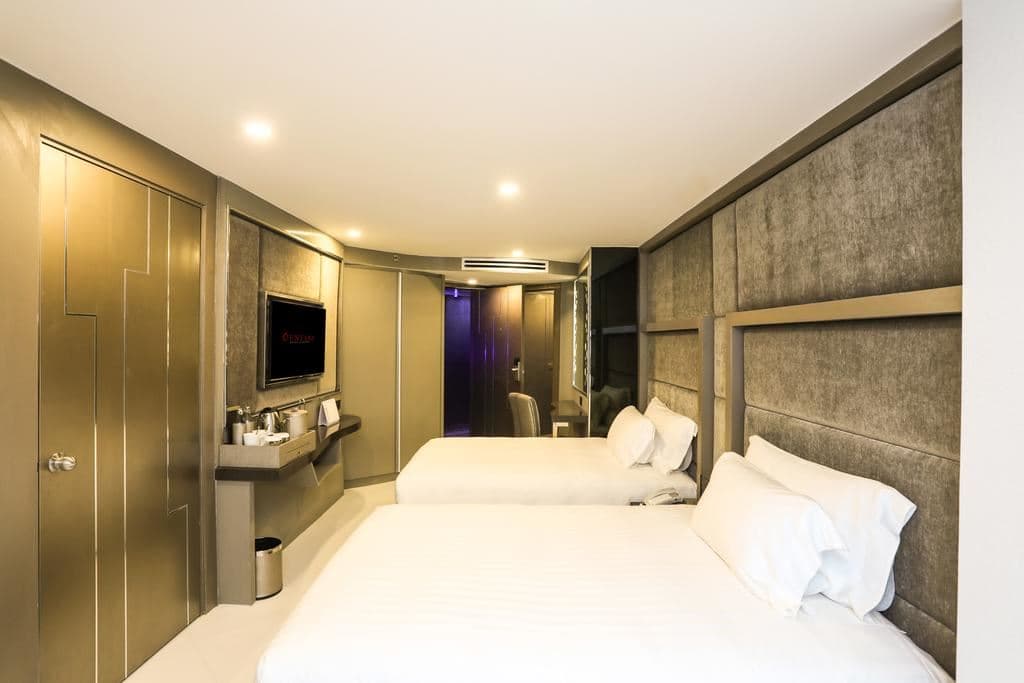 rooms-family-room-pool-view
