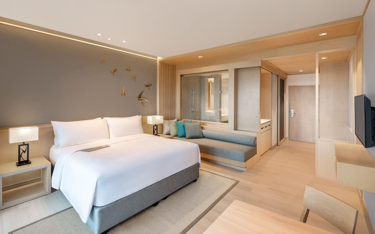 rooms-guest-room-pool-view