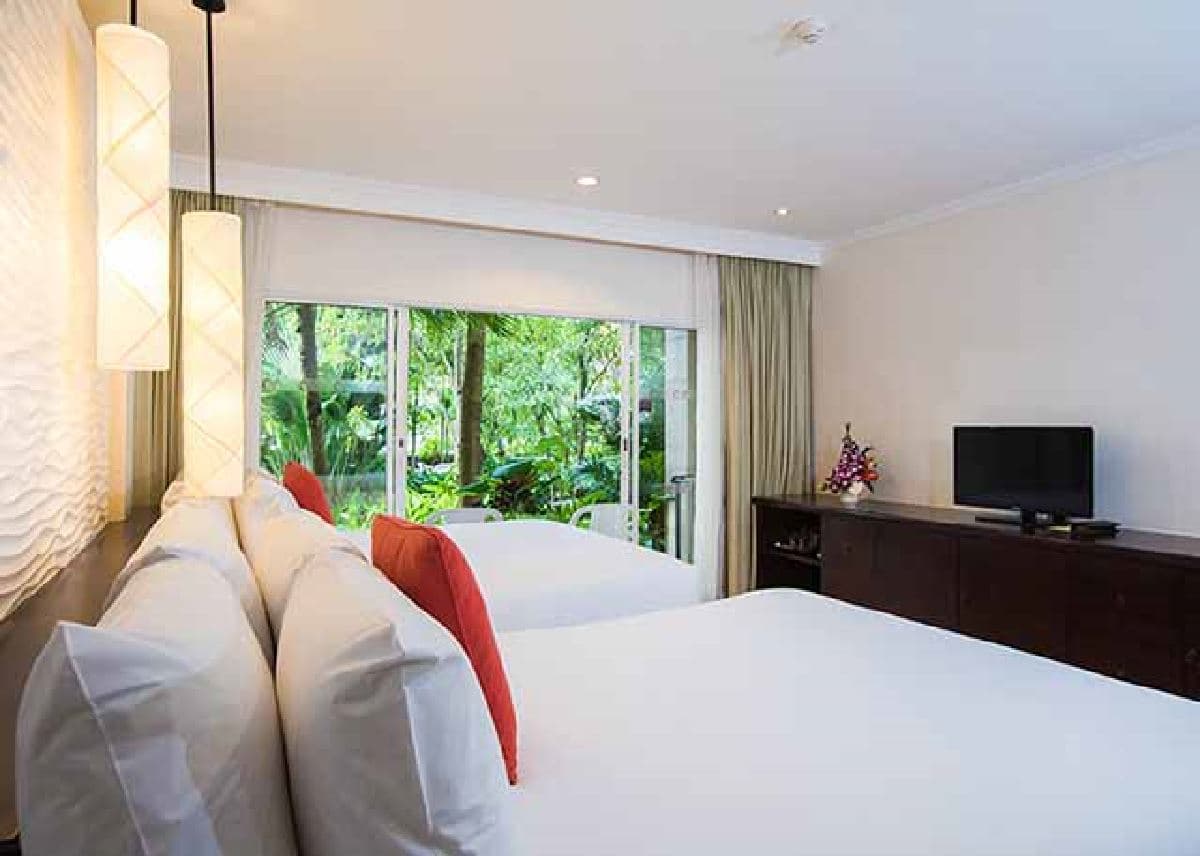 rooms-2-broom-premium-suite-pool-view