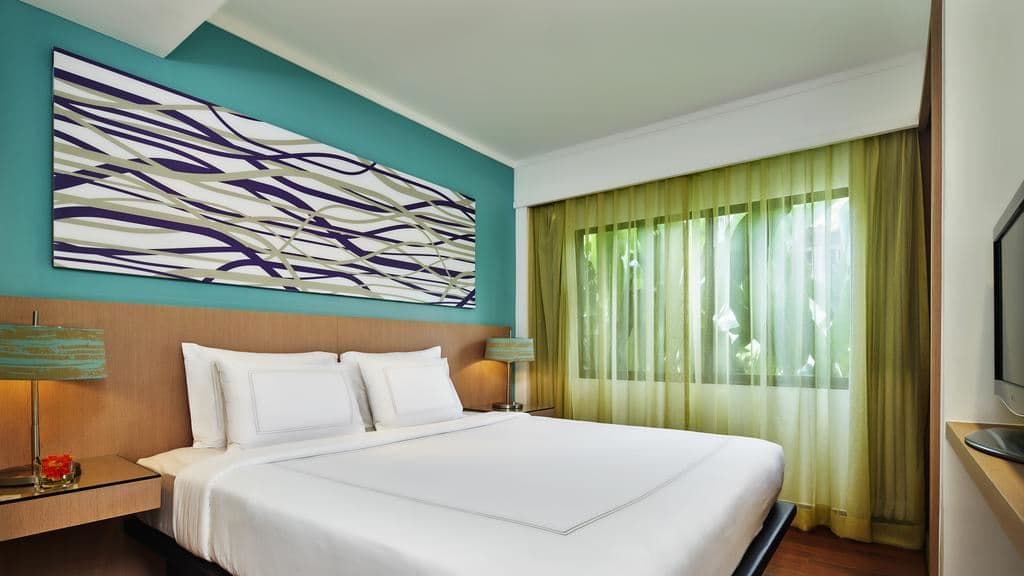 rooms-one-bedroom-suite-with-terrace-pool-view