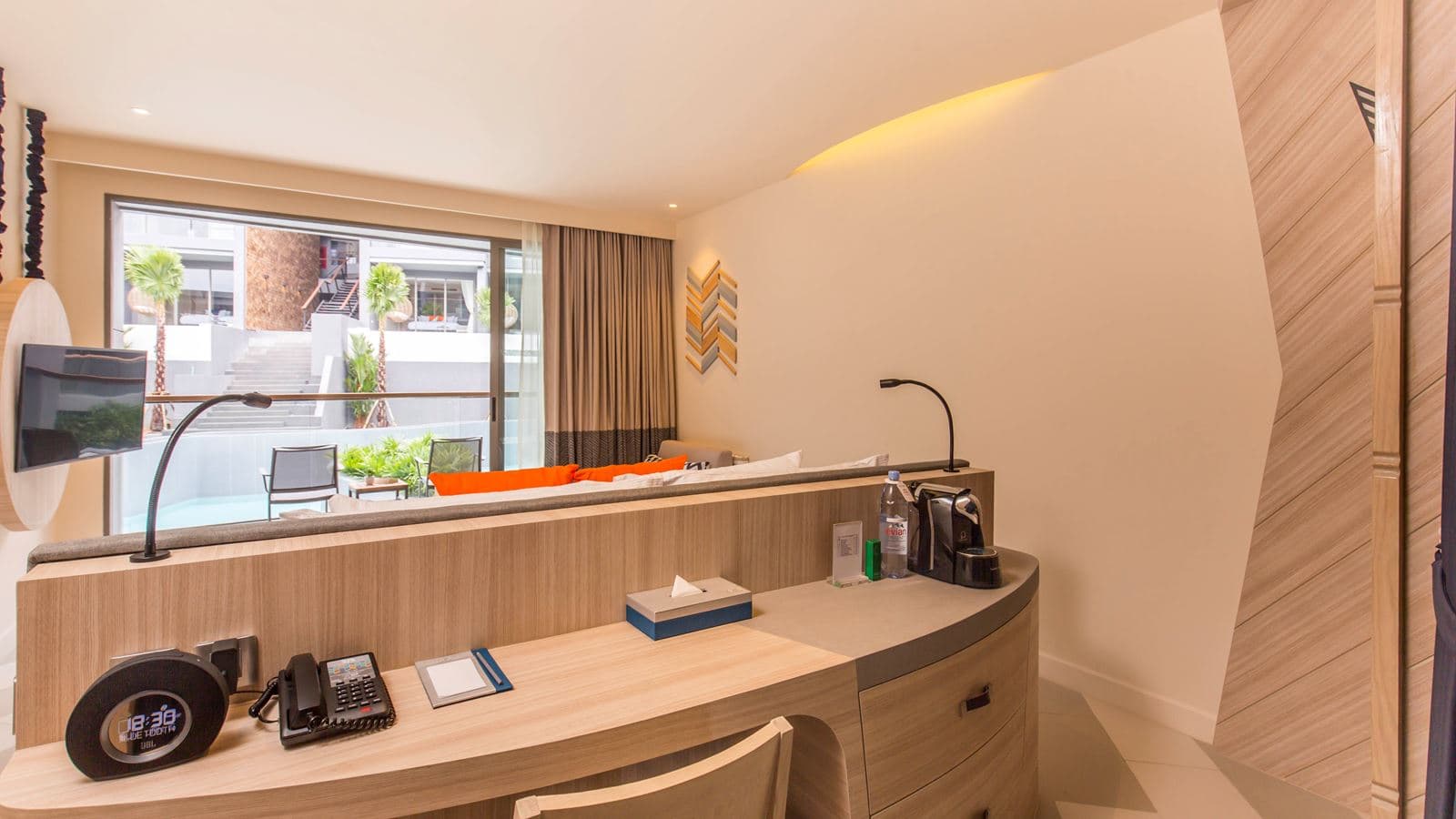rooms-deluxe-pool-view--sis-over-the-pool