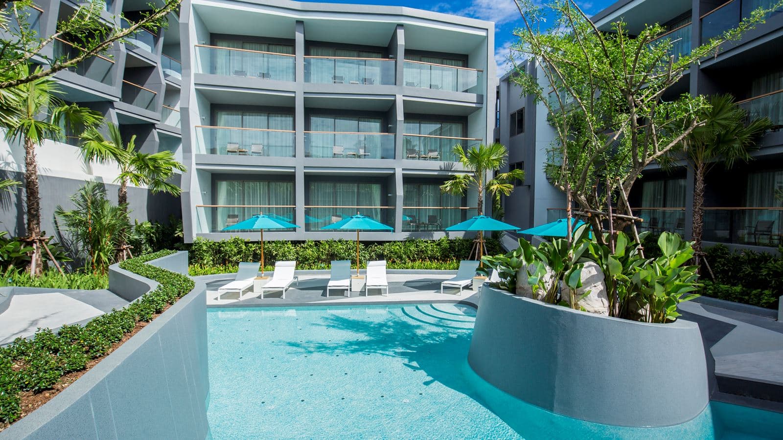 rooms-deluxe-pool-view--sis-over-the-pool