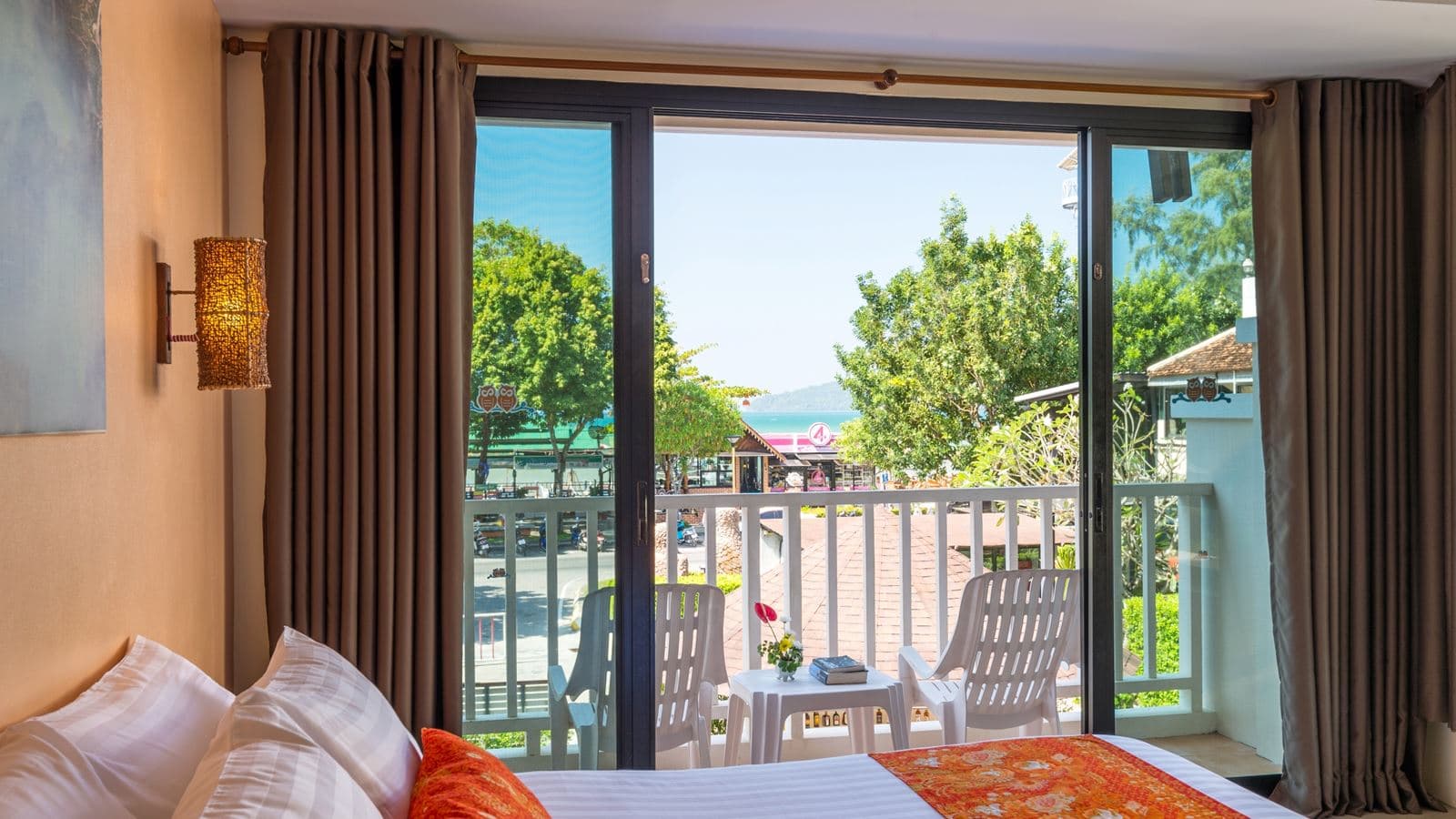 rooms-deluxe-room