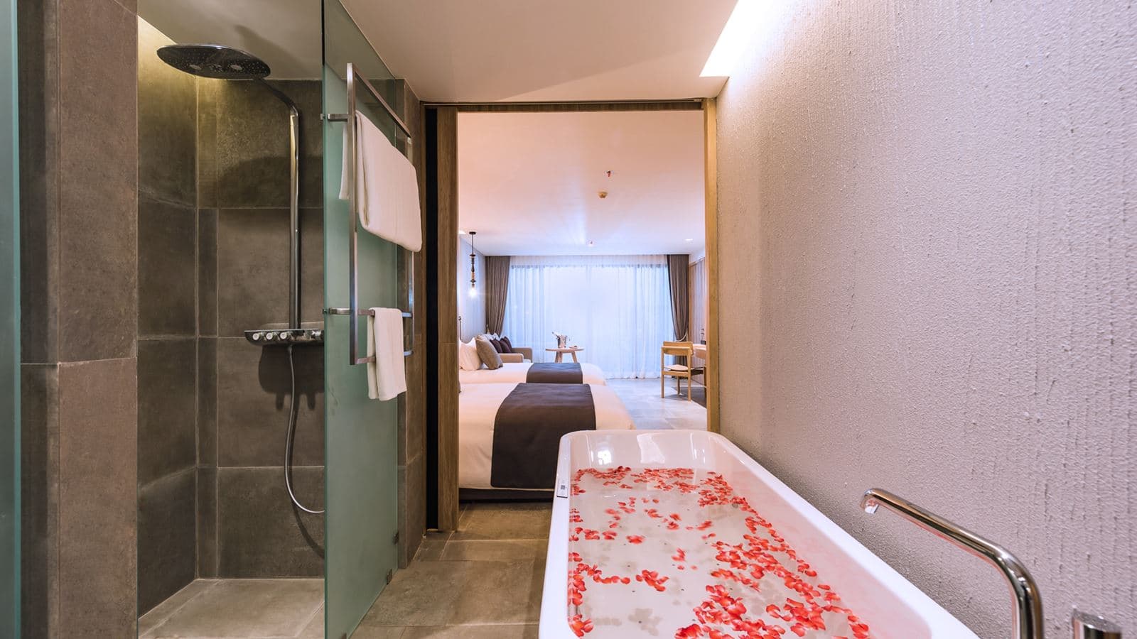 rooms-deluxe-poolside