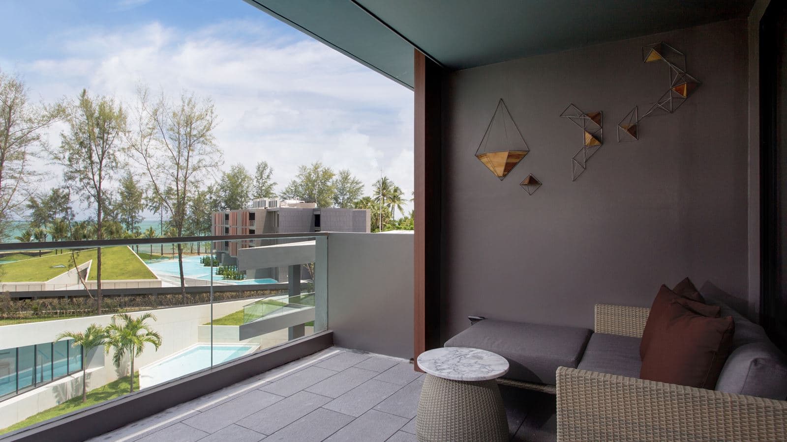rooms-deluxe-poolside