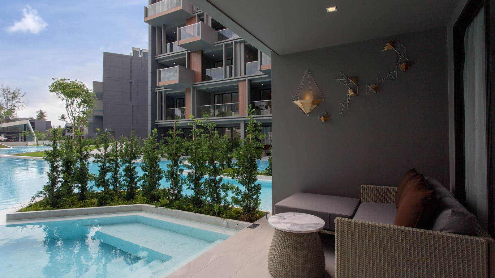 rooms-pool-access-room