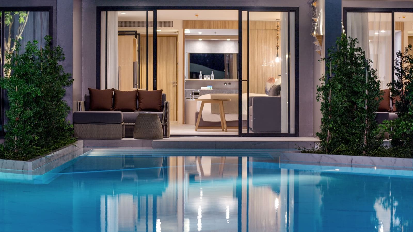 rooms-pool-access-room