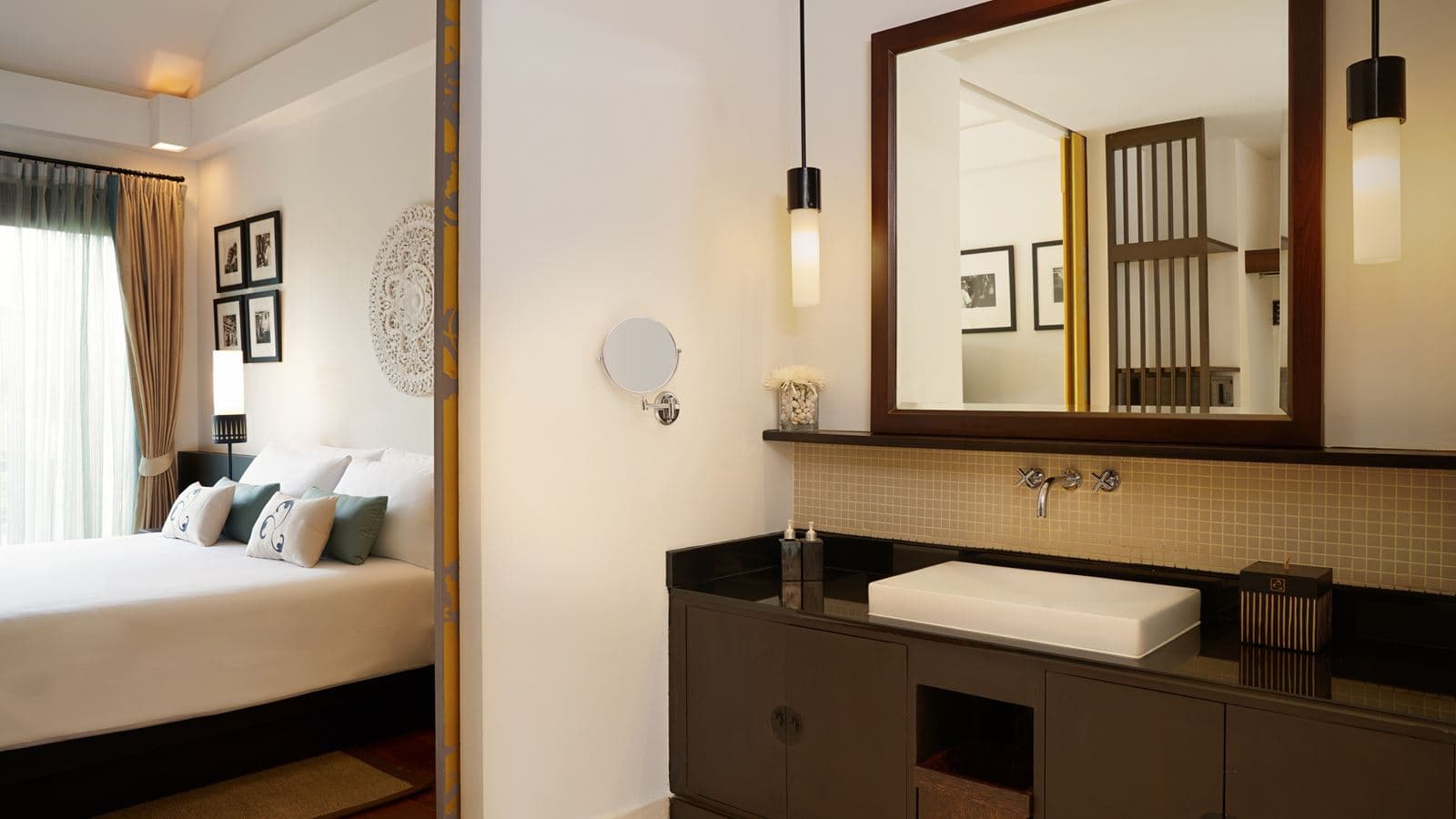 rooms-junior-suite-with-pool-view