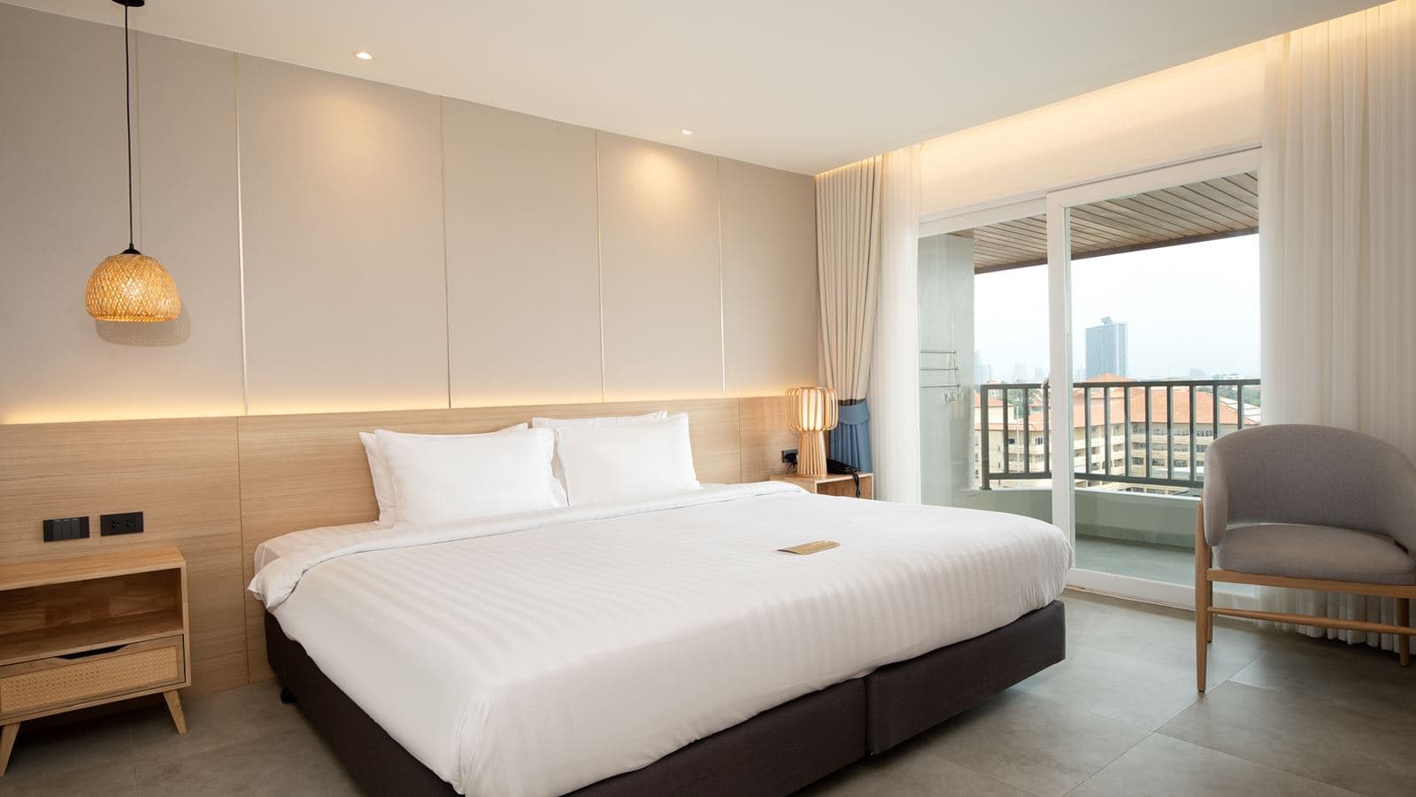 rooms-deluxe-pool-view-room