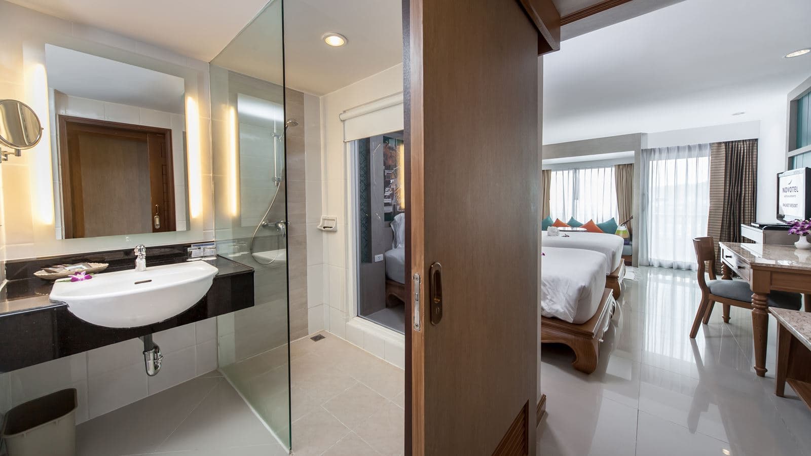 rooms-deluxe-room