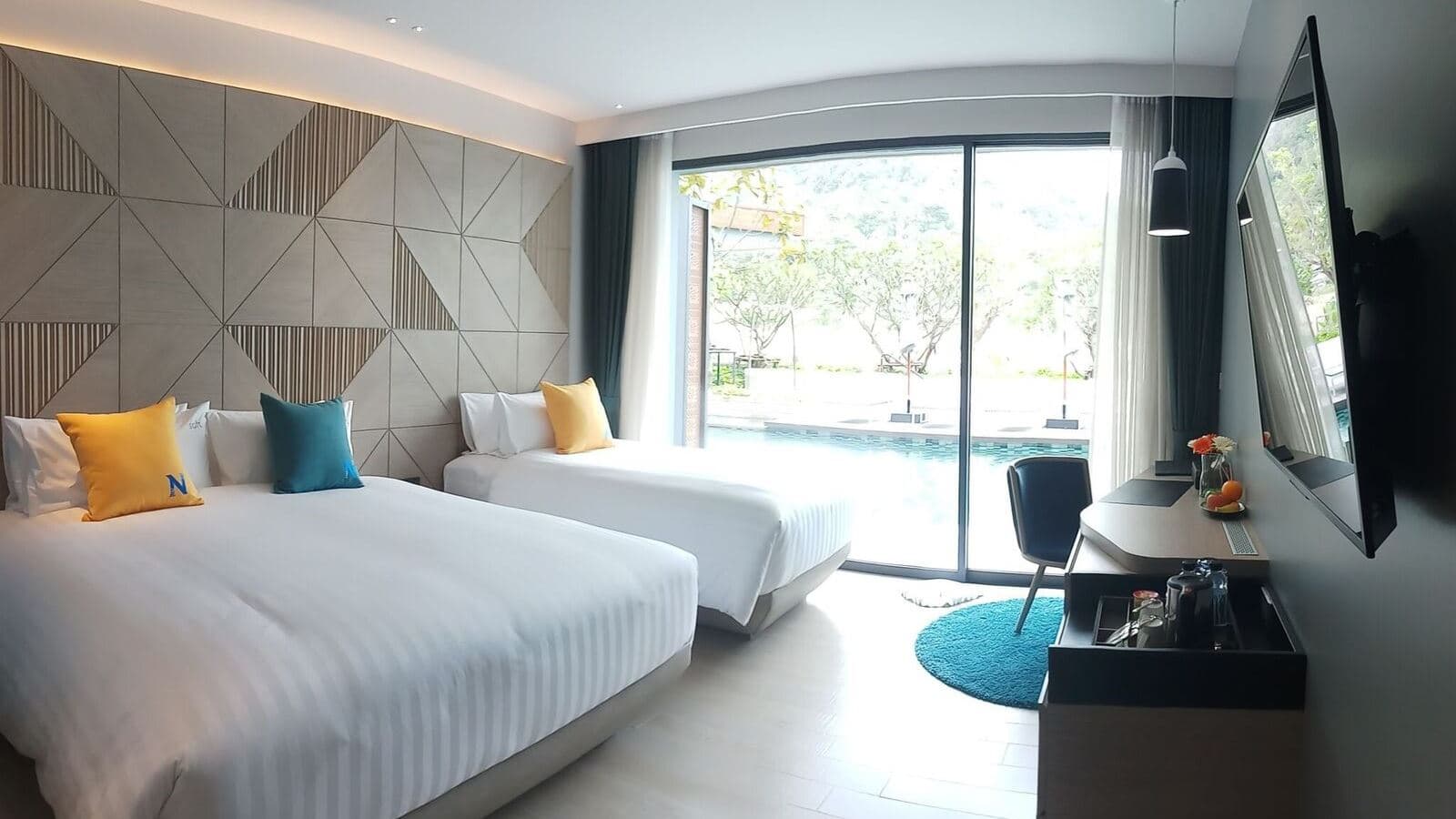 rooms-deluxe-pool-access
