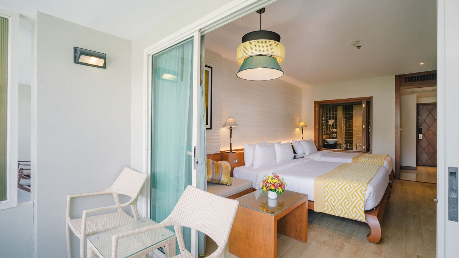 rooms-deluxe-triple-royal-wing-1-queen-1-single