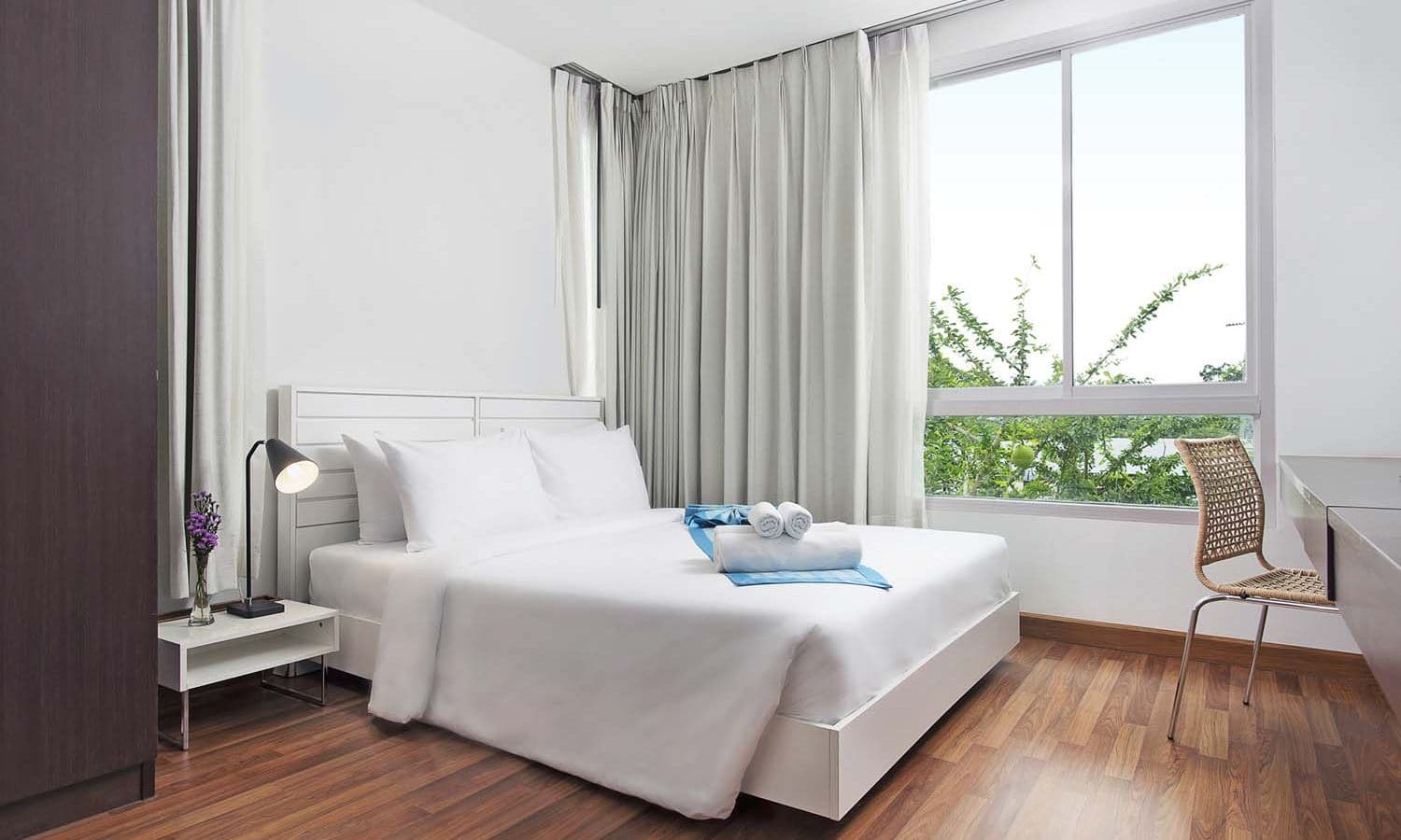 rooms-2-bedroom-corner-suite-pool-access