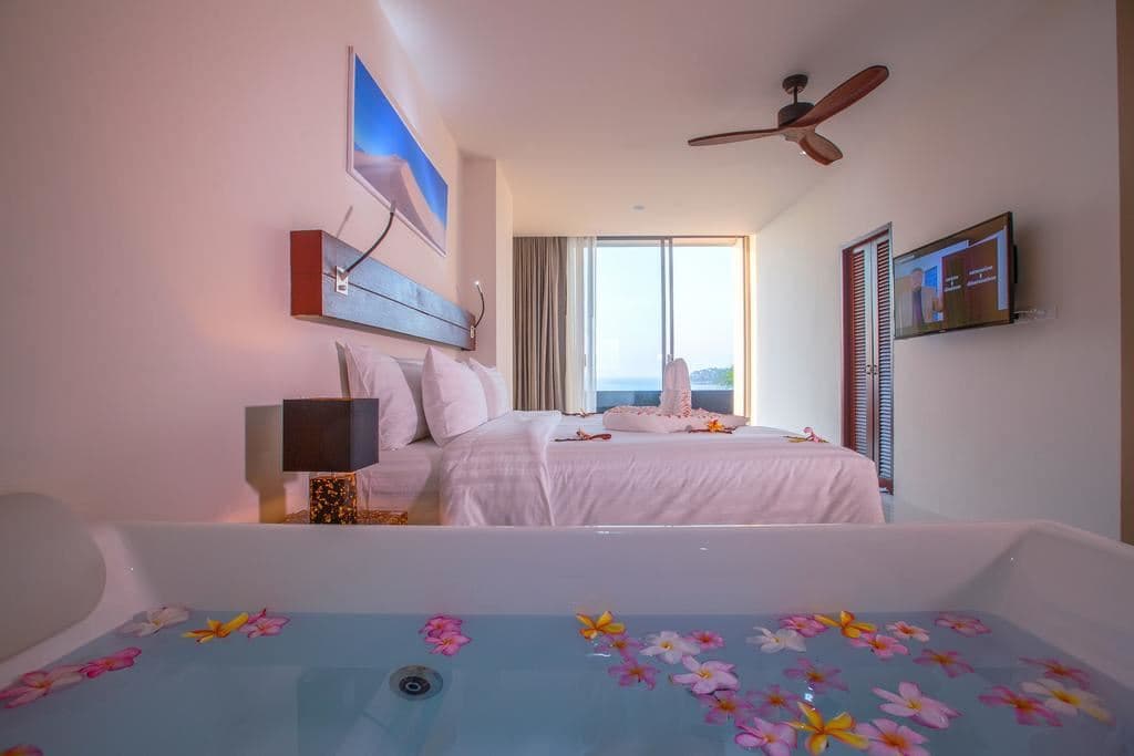rooms-honeymoon-pool-access-jacuzzi