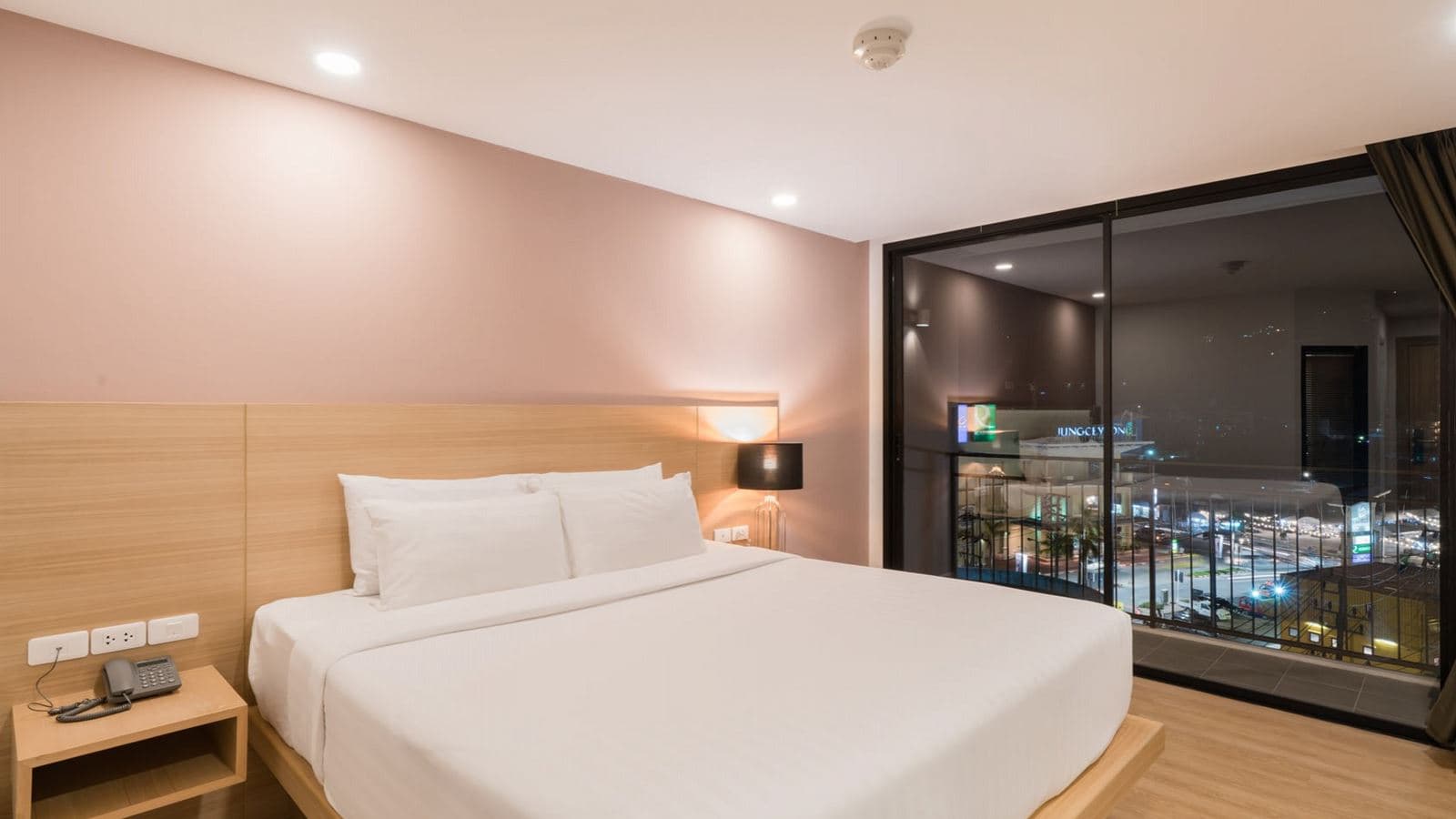 rooms-deluxe-king-bed