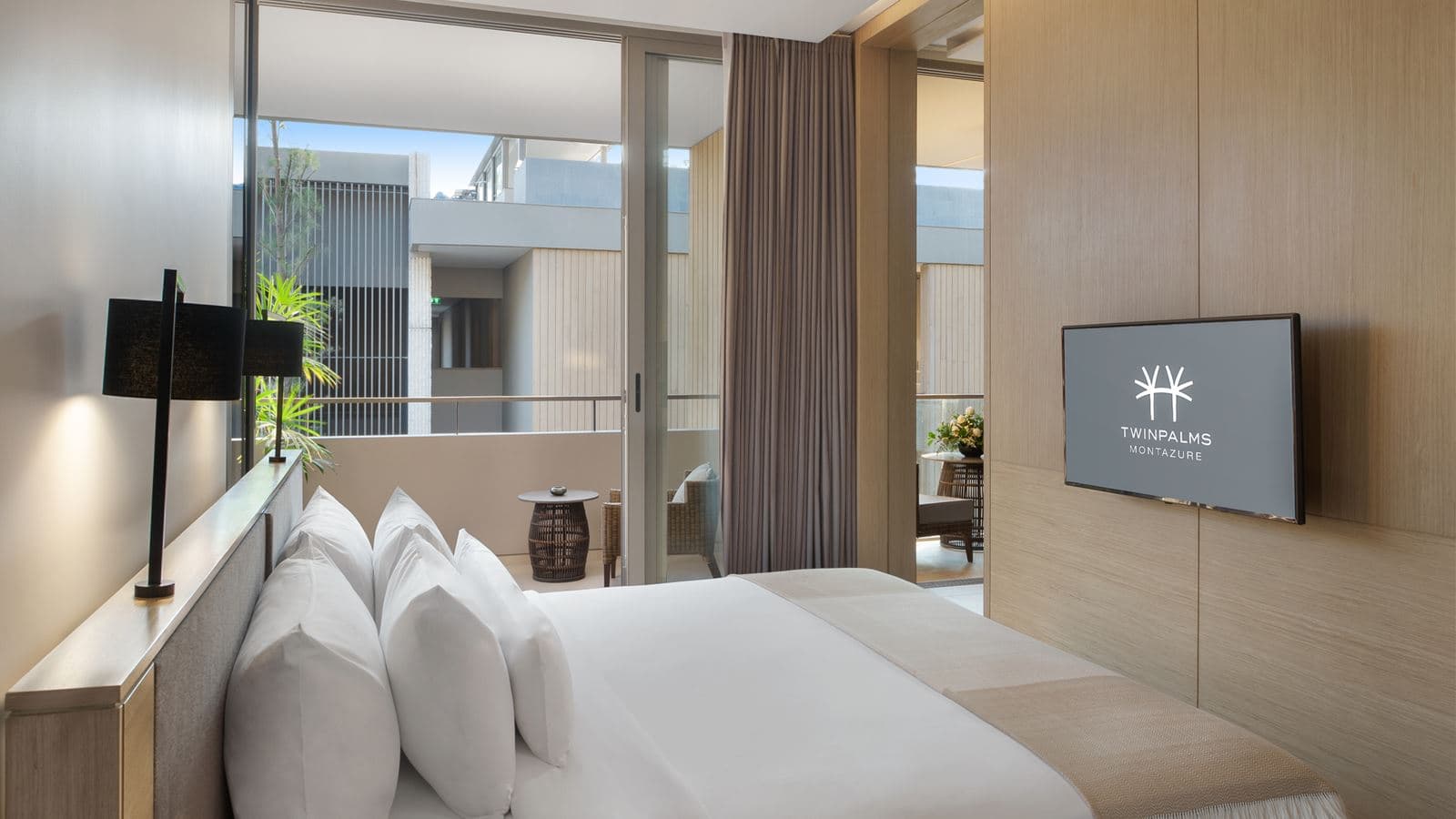 rooms-azure-suite