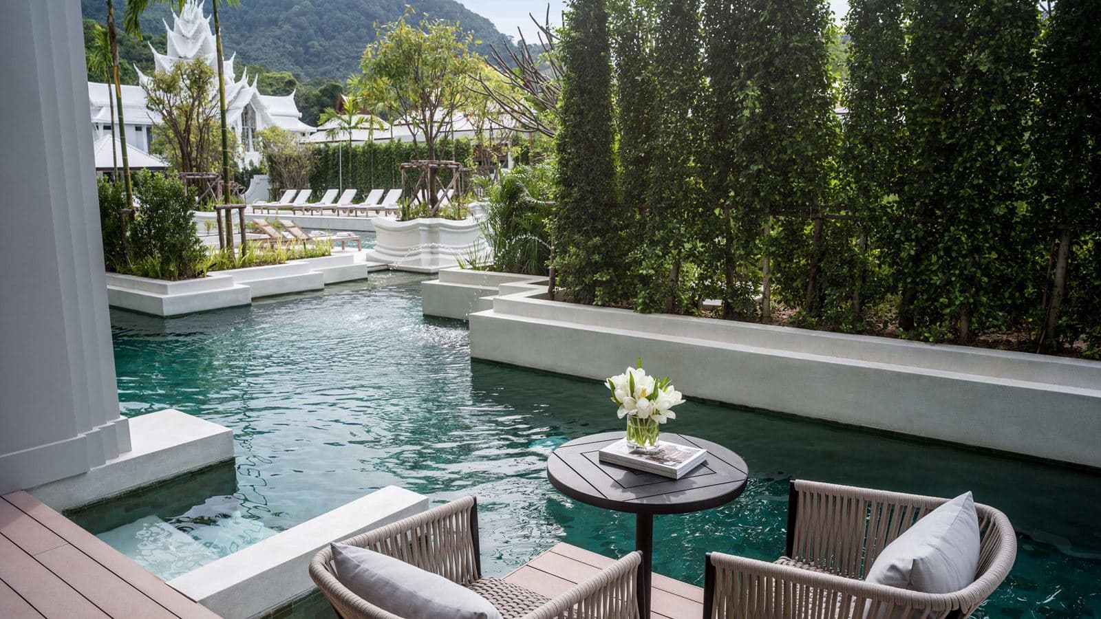 rooms-classic-pool-access-room