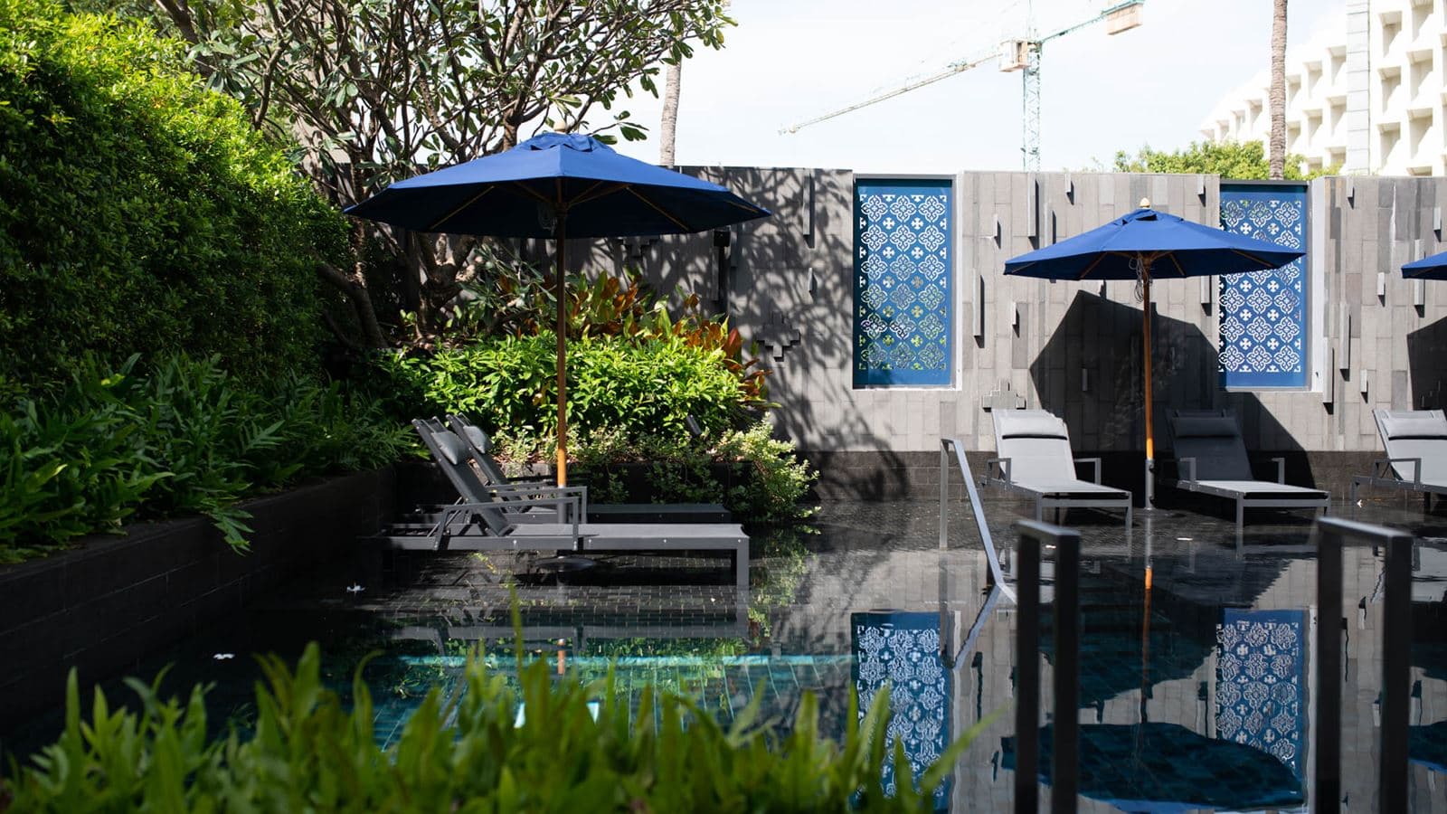 rooms-oasis-pool-access
