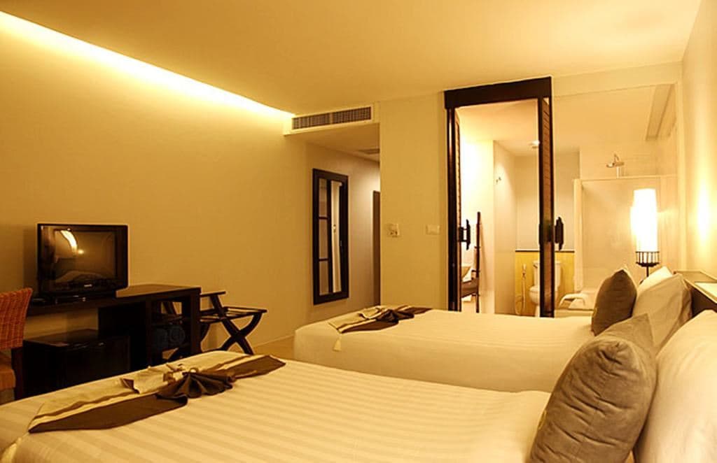 rooms-deluxe-pool-view-room