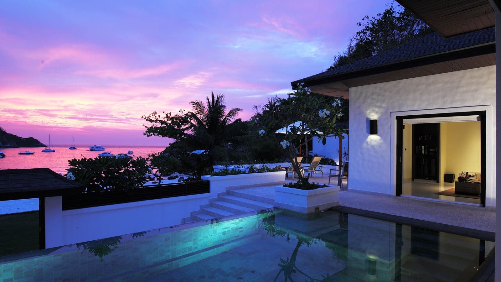 rooms-grand-pool-suite-beach-front