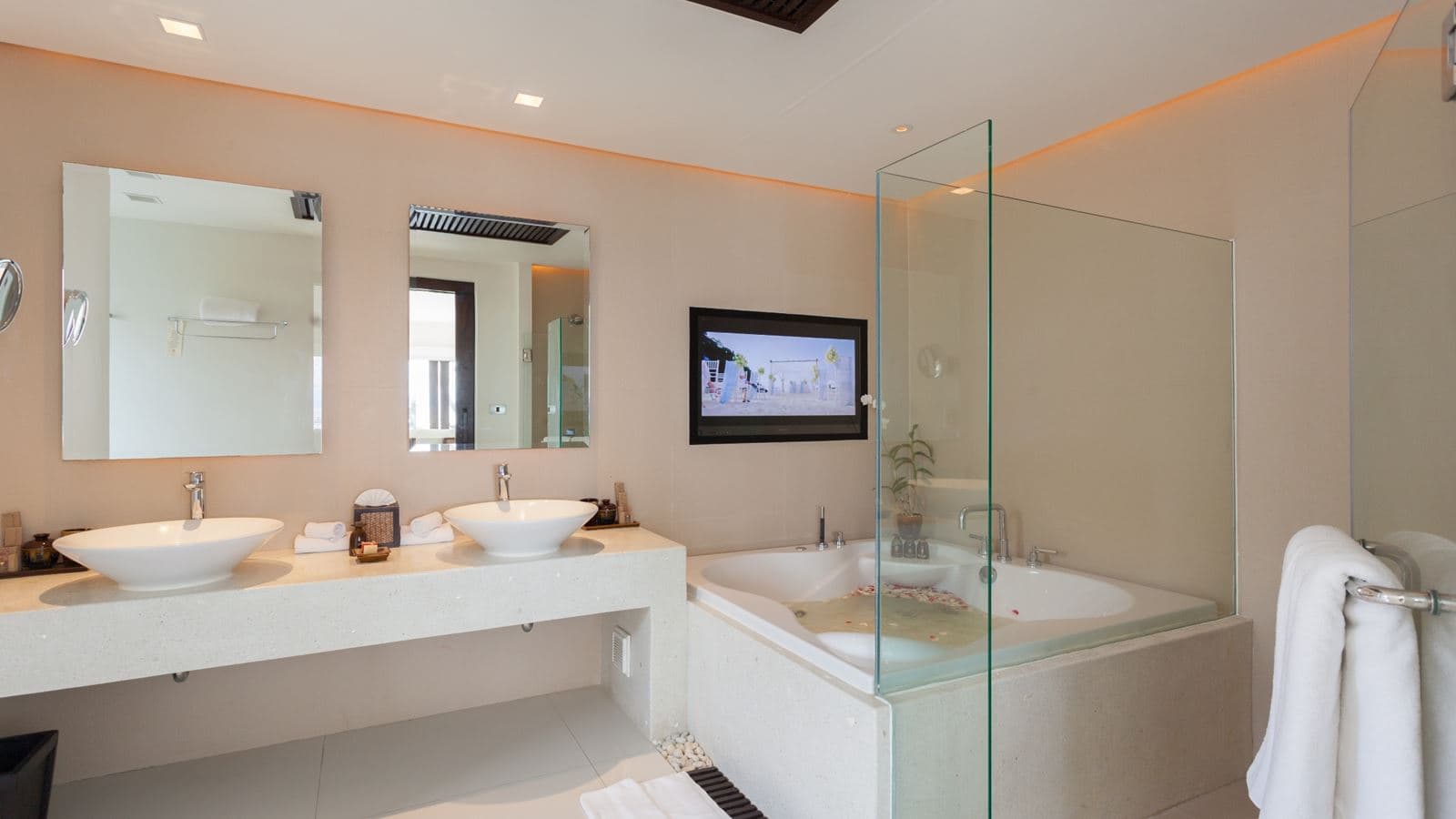 rooms-2-bedroom-grand-pool-suite