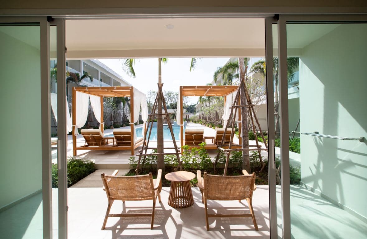 rooms-deluxe-pool-entrance