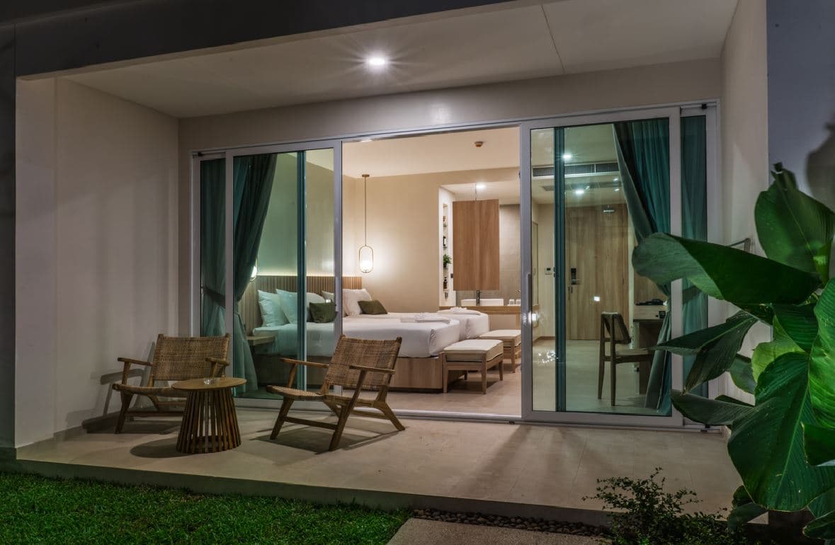 rooms-deluxe-pool-entrance